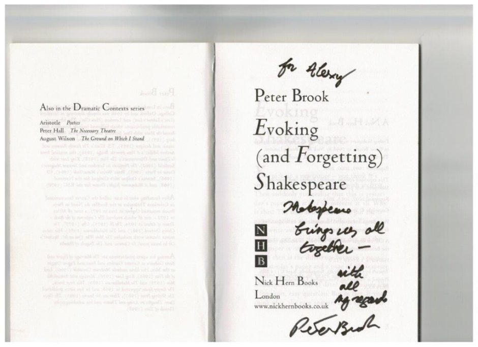 Титульный лист книги Питера Брука с автографом Алексею Бартошевичу