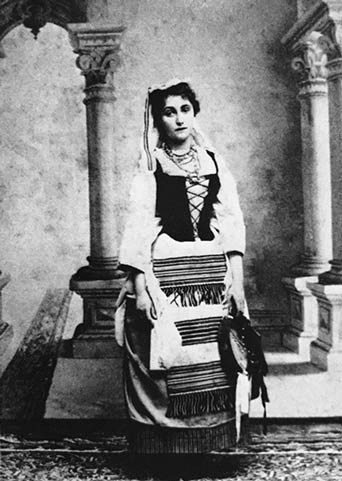 Нина Литовцева в роли Норы в спектакле “Кукольный дом”. 1899