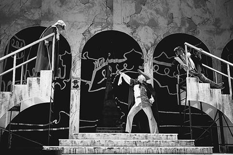 Сцена из спектакля “Барлаг“. Фото Т.ЯМПИЛОВОЙ