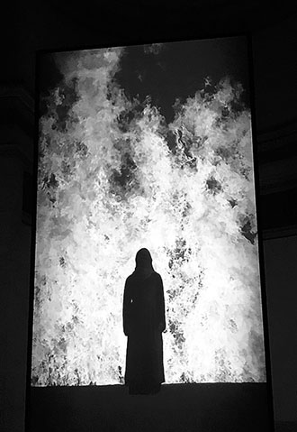 Кадр из видеоинсталляции Билла Виолы “Огненная женщина”