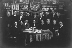 Группа сотрудников архивно-музейной комиссии на фоне экспозиции. 1923
