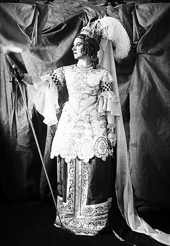 Л.М.Коренева в роли Мадлены Бежар в спектакле “Мольер”. 1936