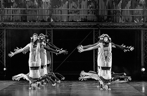 Сцена из спектакля “Кармина Бурана”. Фото Е.ЛАПИНОЙ