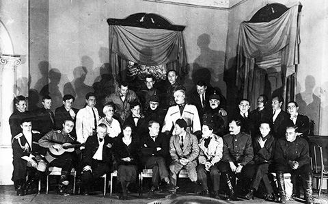 Участники спектакля “Дни Турбиных” – фото с Борисом Мордвиновым. Фото предоставлено Музеем МХАТ