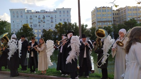 Сцена из спектакля «Колкий пух». Фото с сайта фестиваля