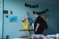 Сцена из спектакля «Миссия невыполнима-9». Фото Александры Лукошковой